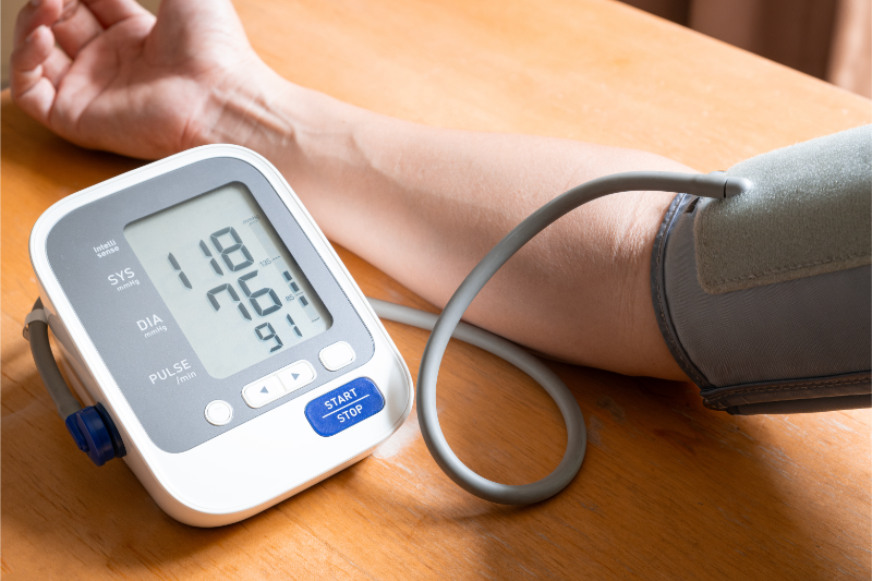 血圧測定器で血圧を測っている人