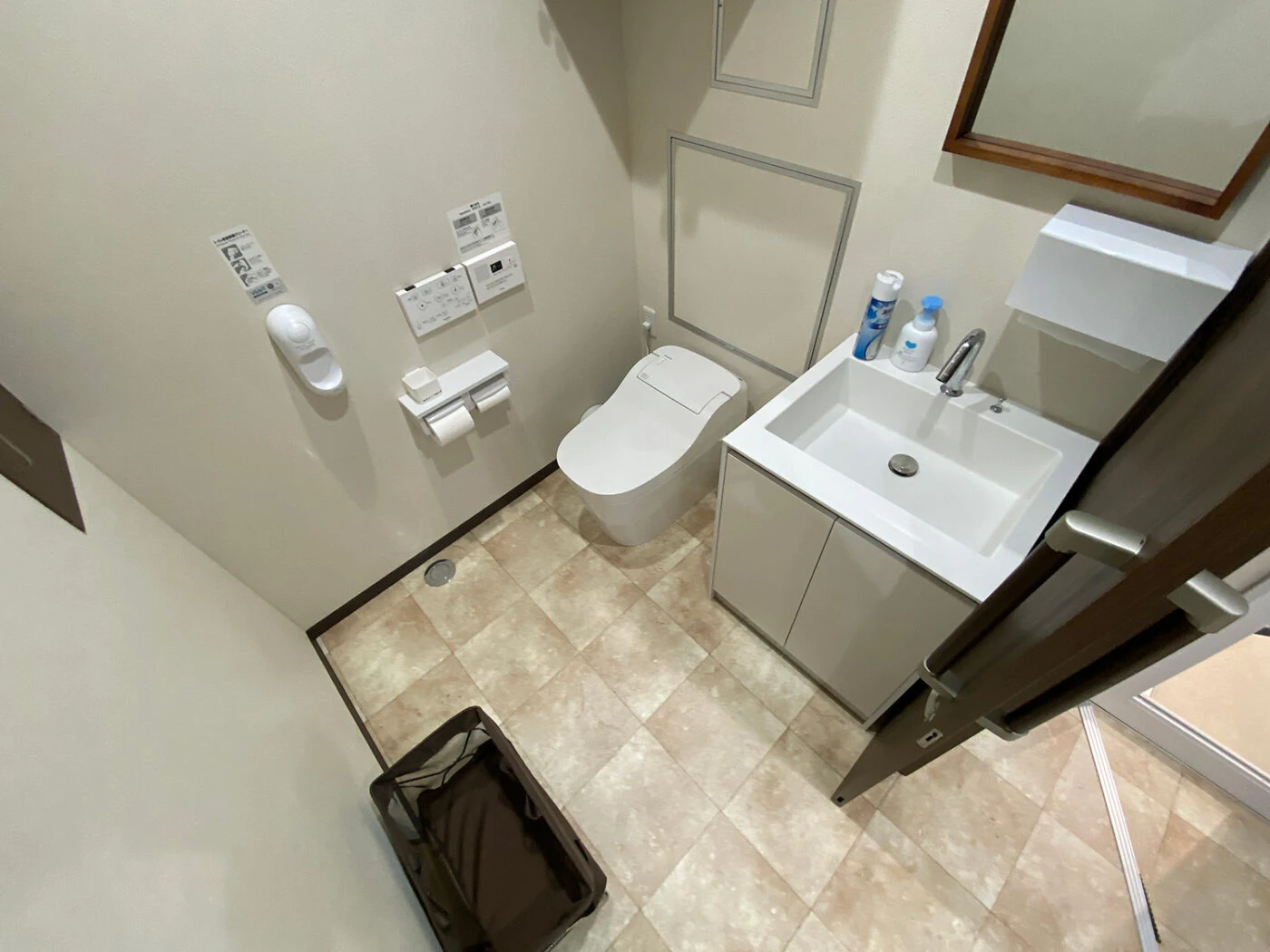 洗面台と便座のある個室トイレ