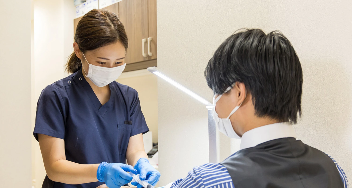 新宿内科 糖尿病・生活習慣病クリニックの看護師が採血をする風景